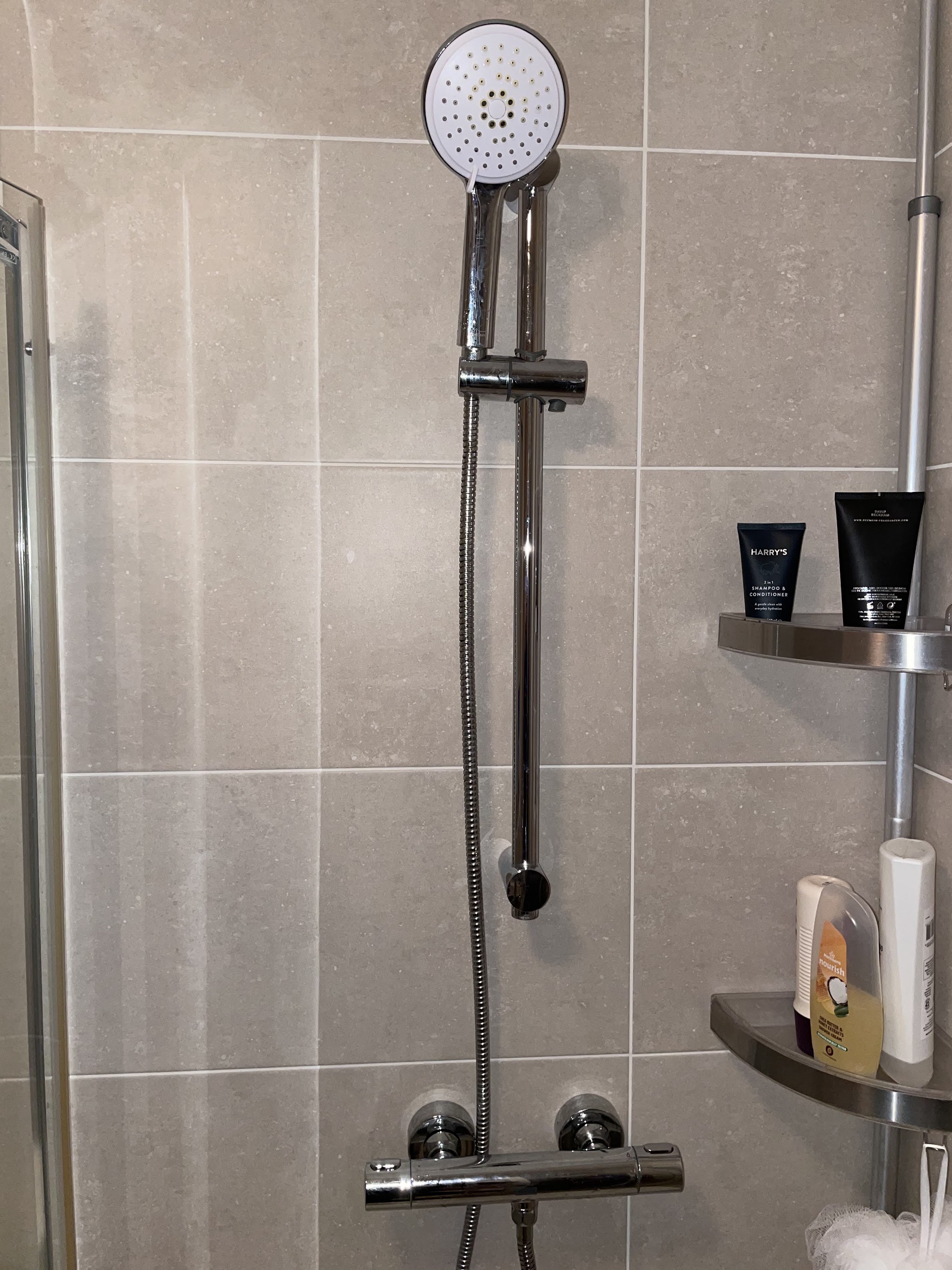 Thermostatic shower riser fitted on grey tiles